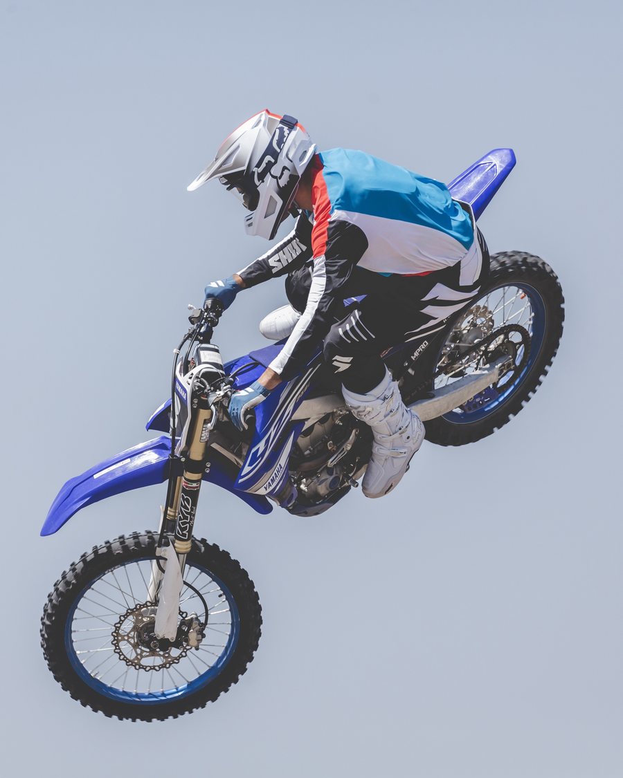 Piloto de motocross en el aire sobre una Yamaha
