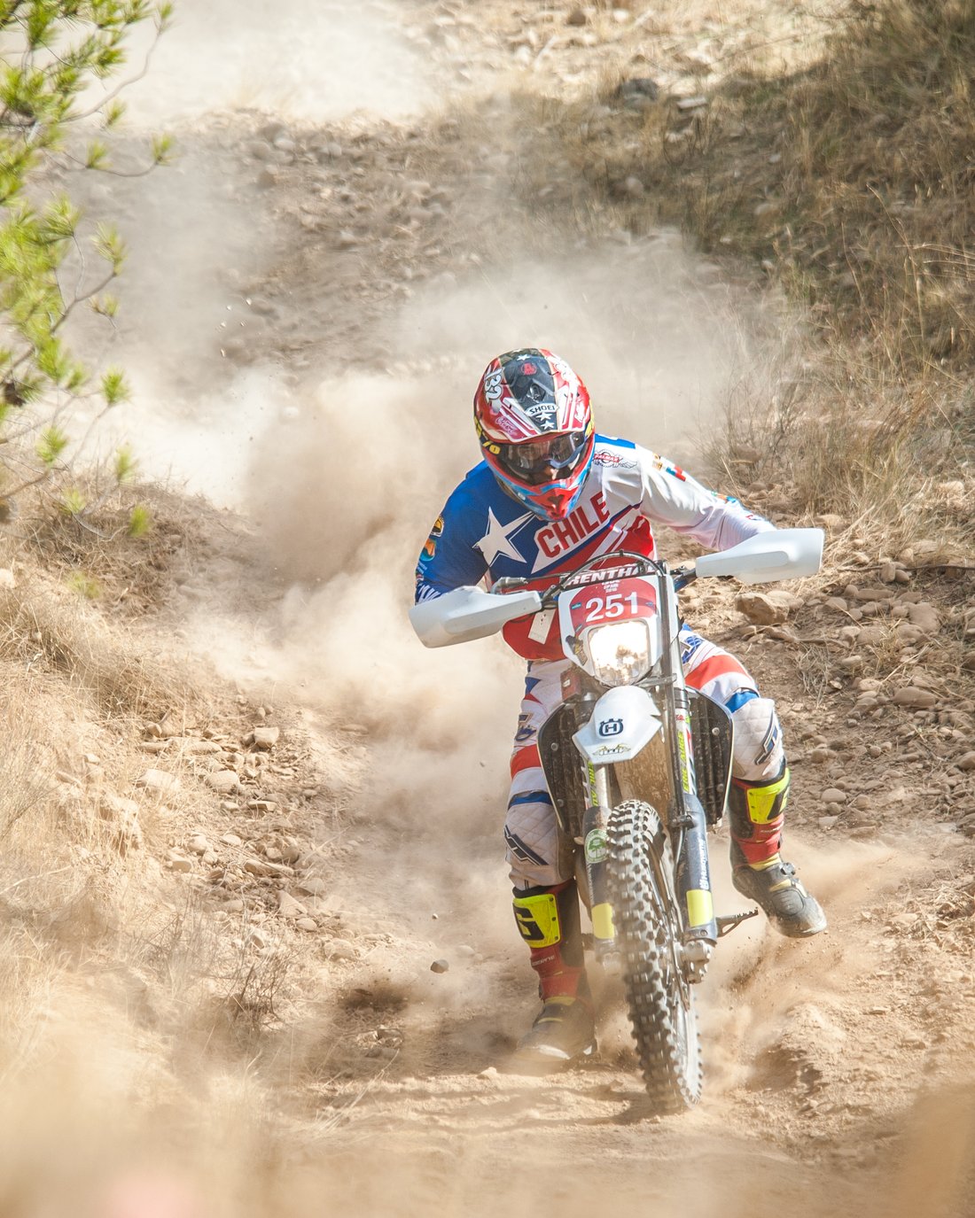 Álvaro, fundador de AGR Importaciones, corriendo enduro